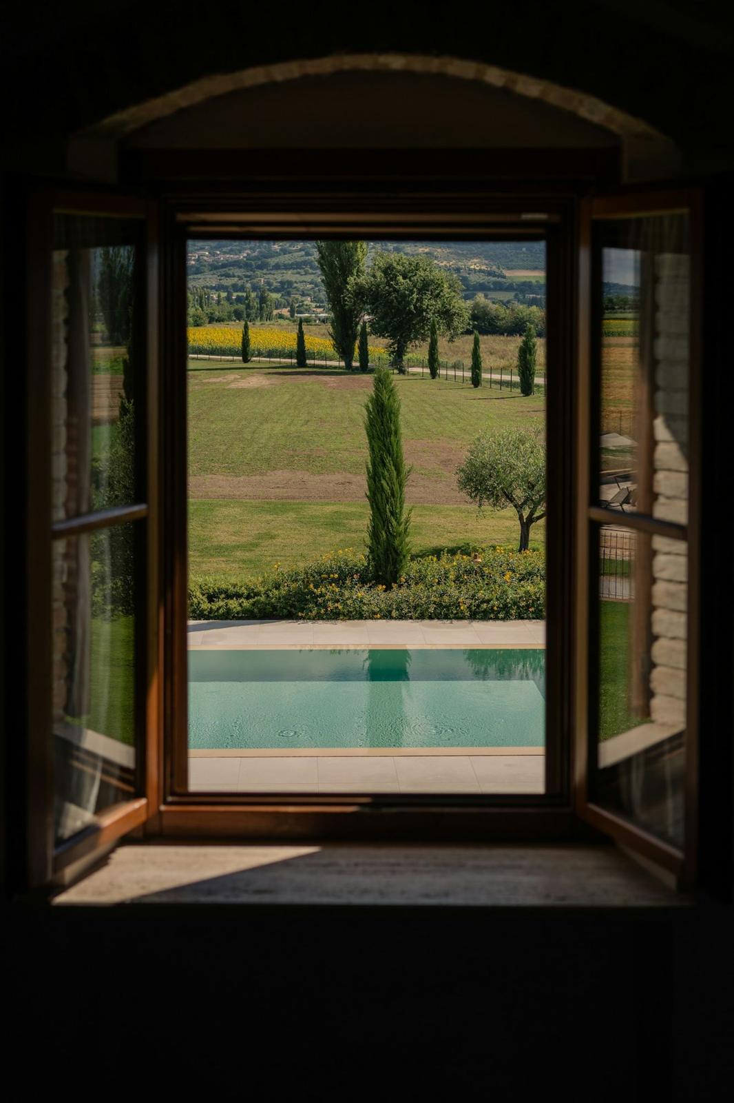 Finestra aperta sulla piscina e sulla campagna