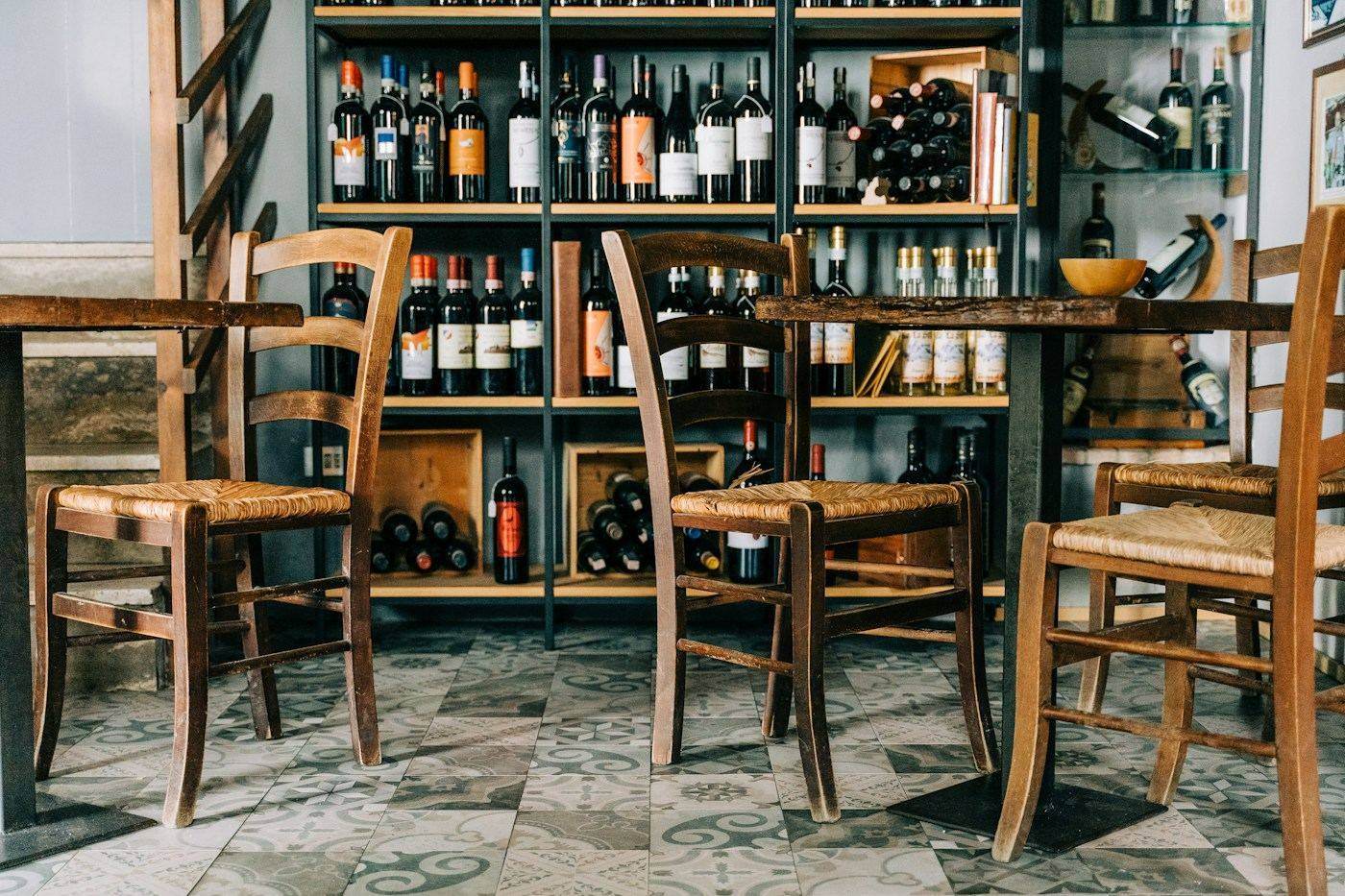 Cantina con bottiglie e sedie impagliate