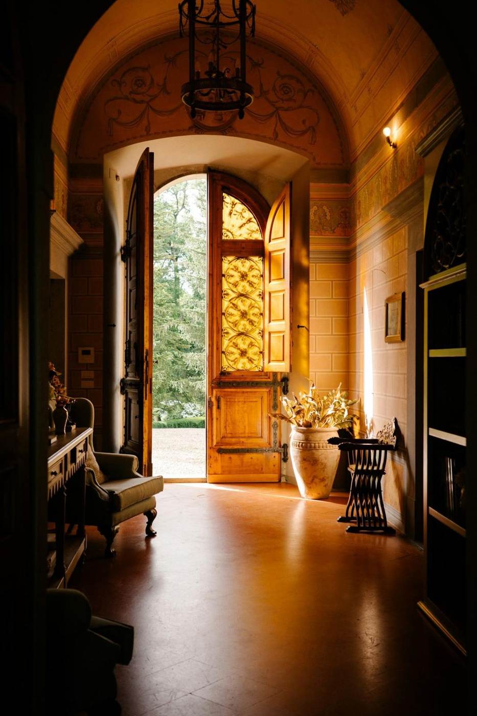 Ingresso del casale con volte e porta in legno