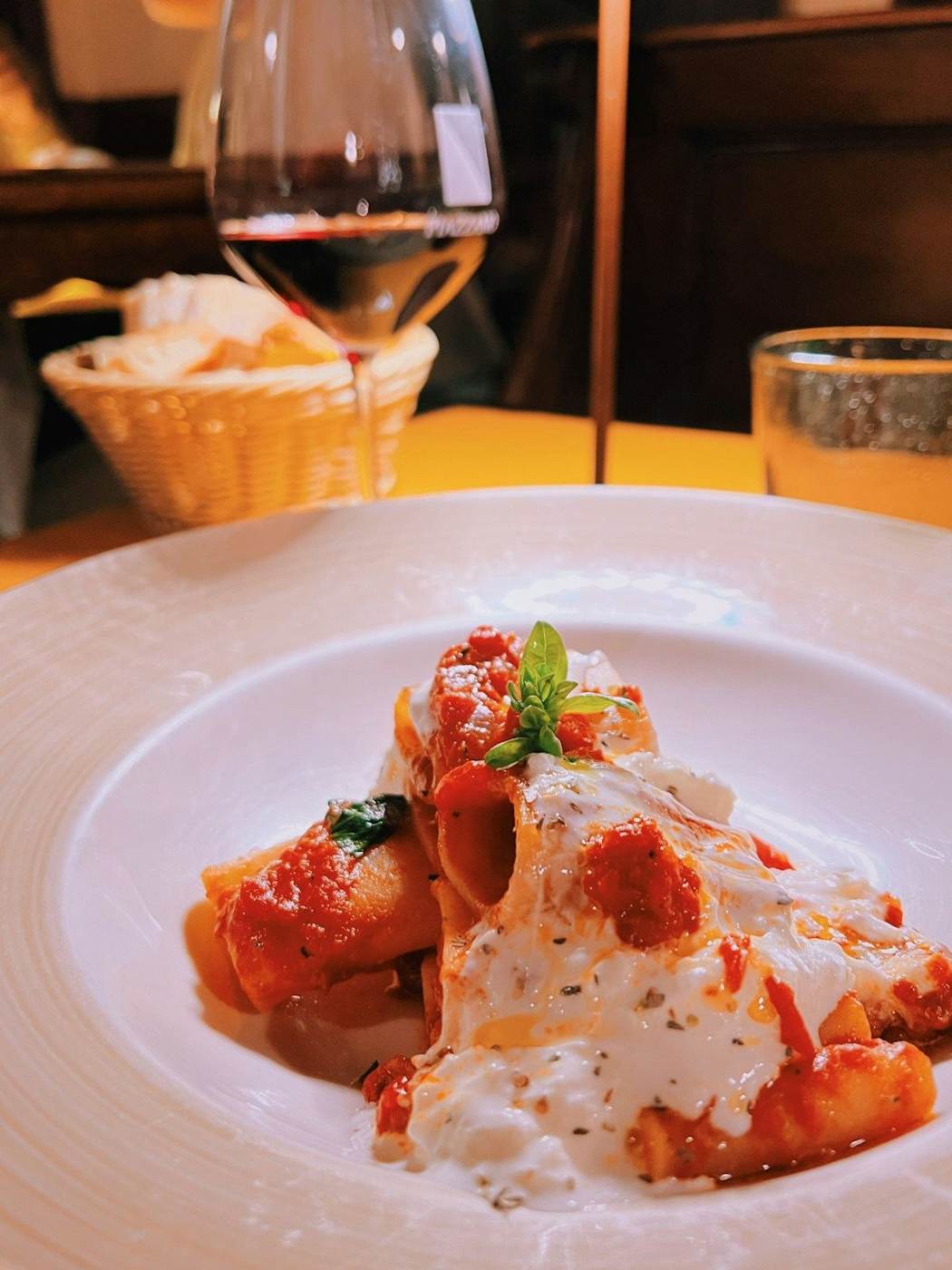 Piatto con calice di vino