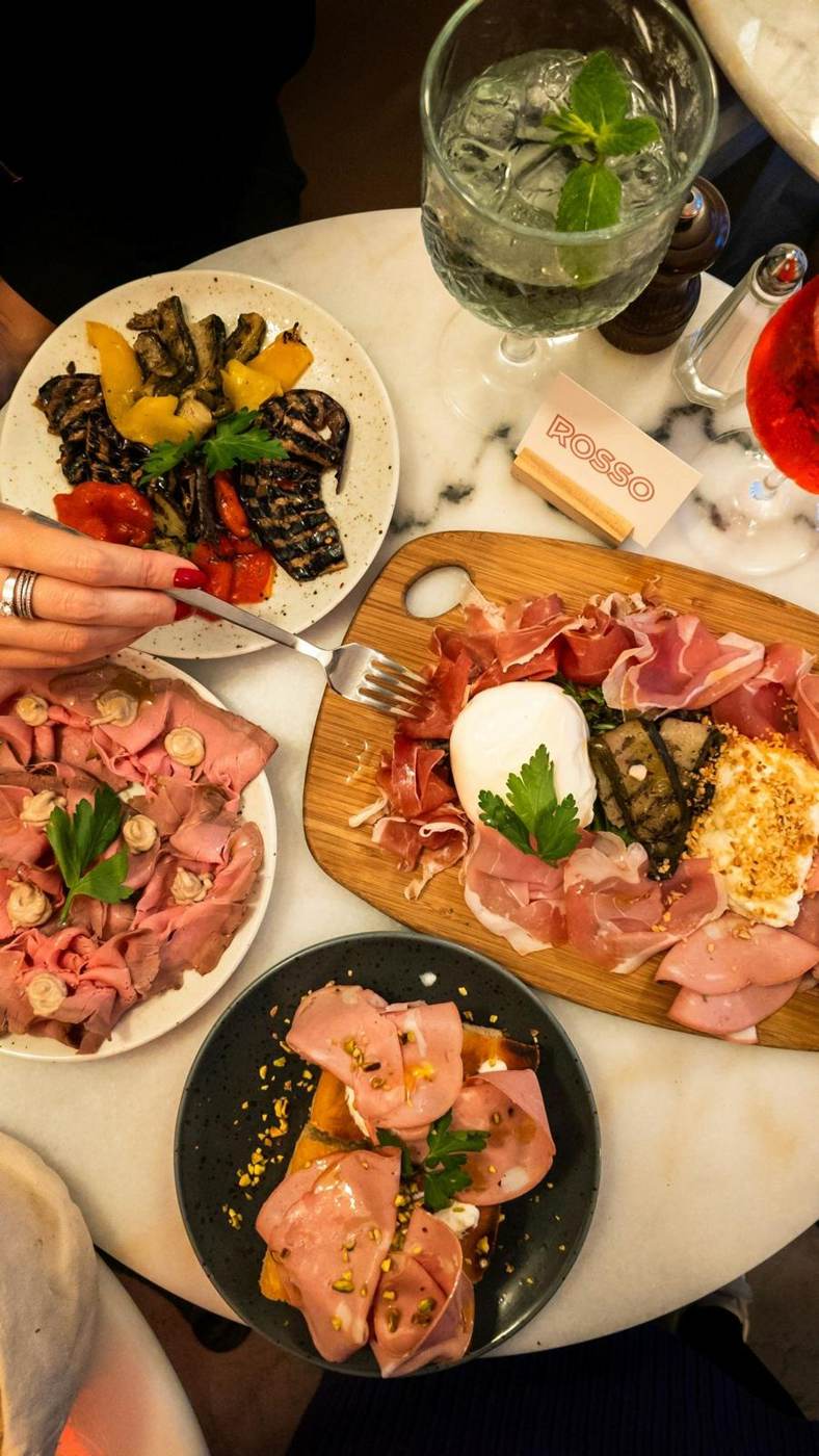 Tavola apparecchiata con piatti e bevande
