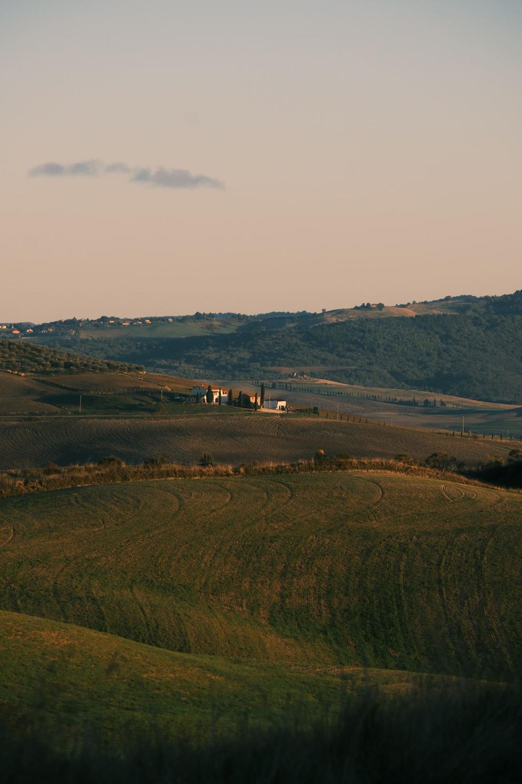 Colline e casale al tramonto
