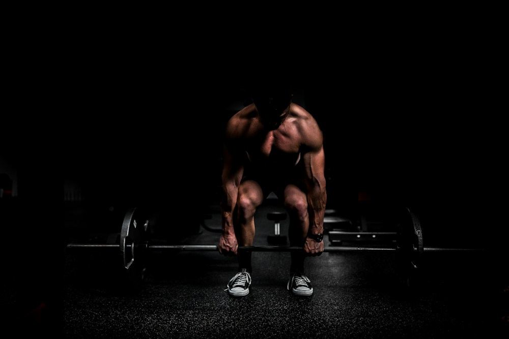 Atleta che solleva il bilanciere