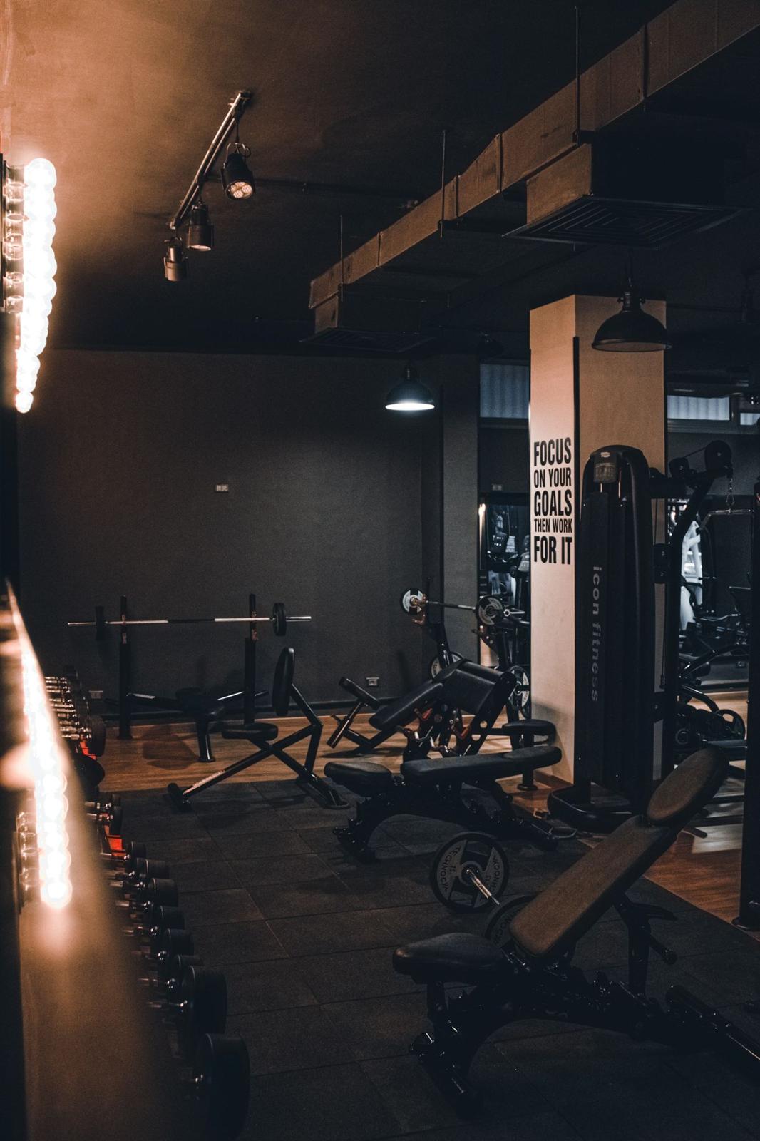 Fila di macchine in palestra