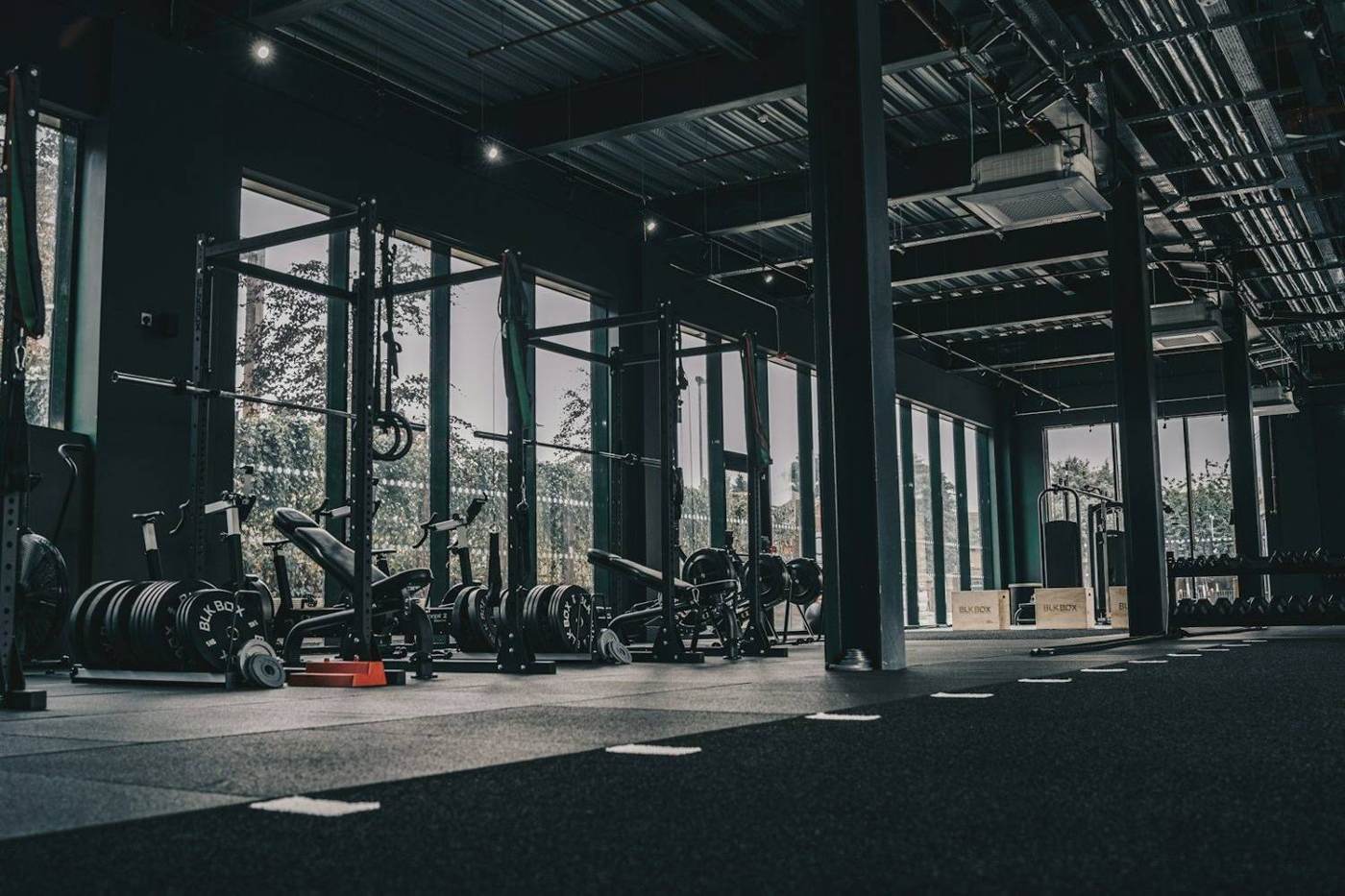 Sala attrezzi con rack e bilancieri