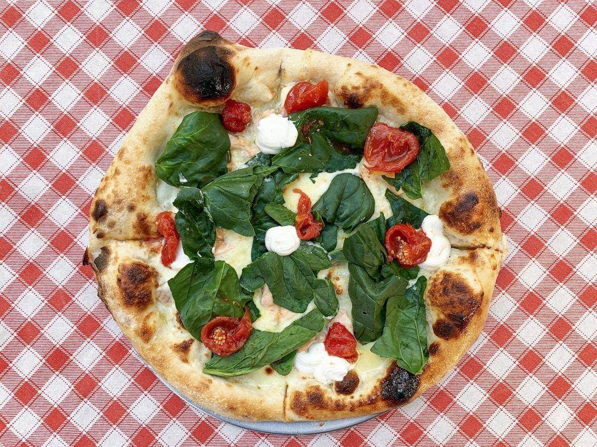 Pizza con basilico, pomodorini e mozzarella