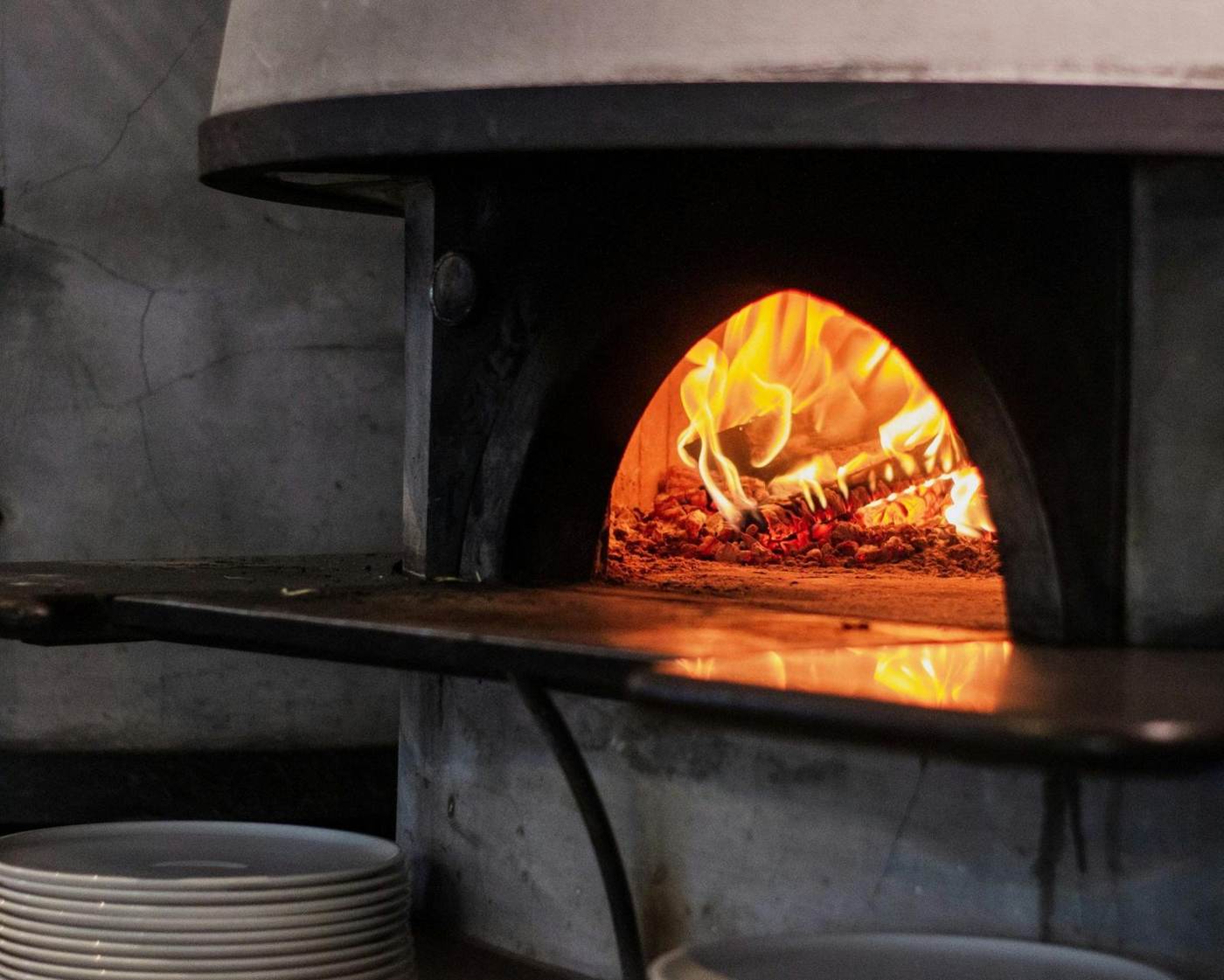 Forno a legna acceso