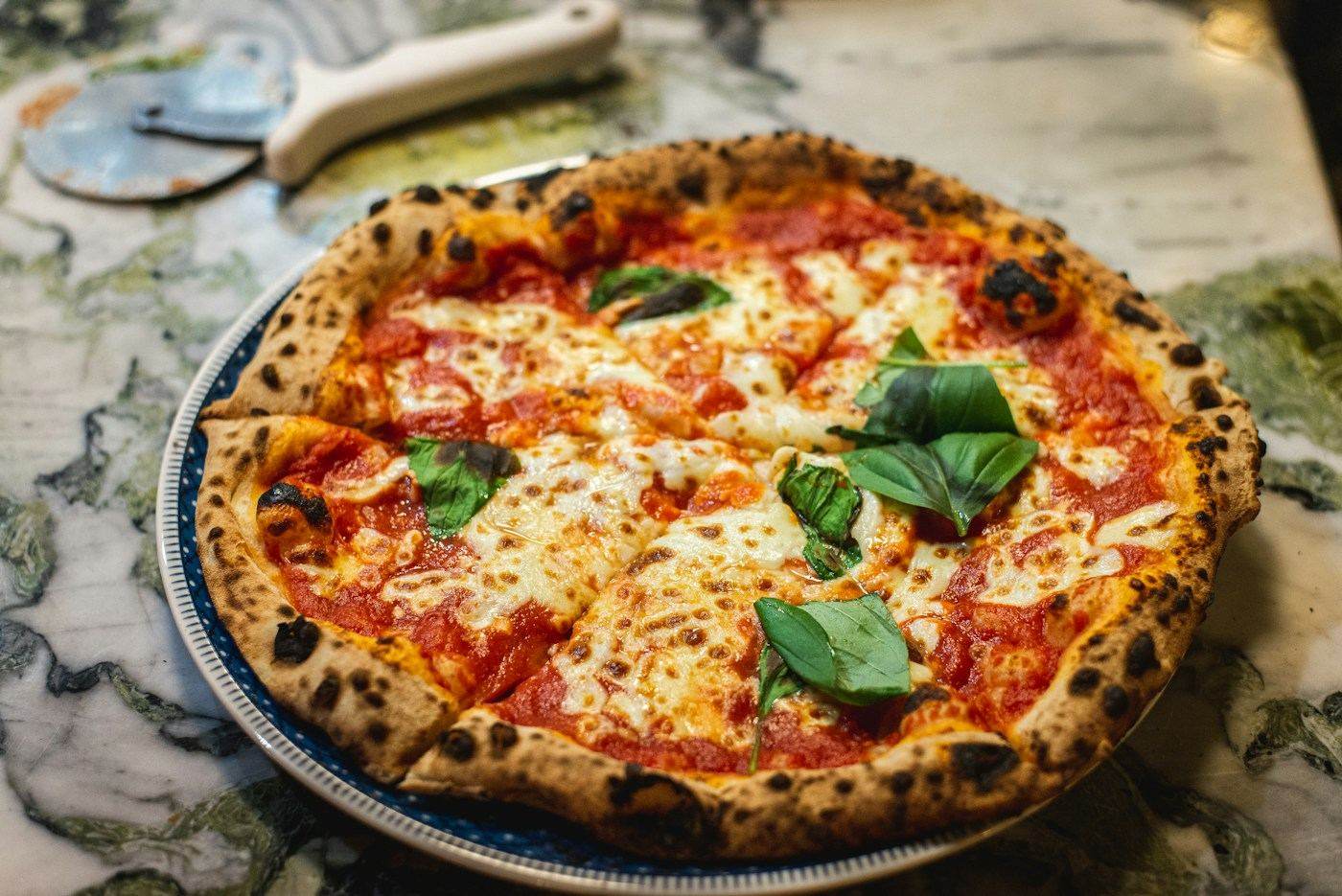 Pizza margherita con basilico fresco